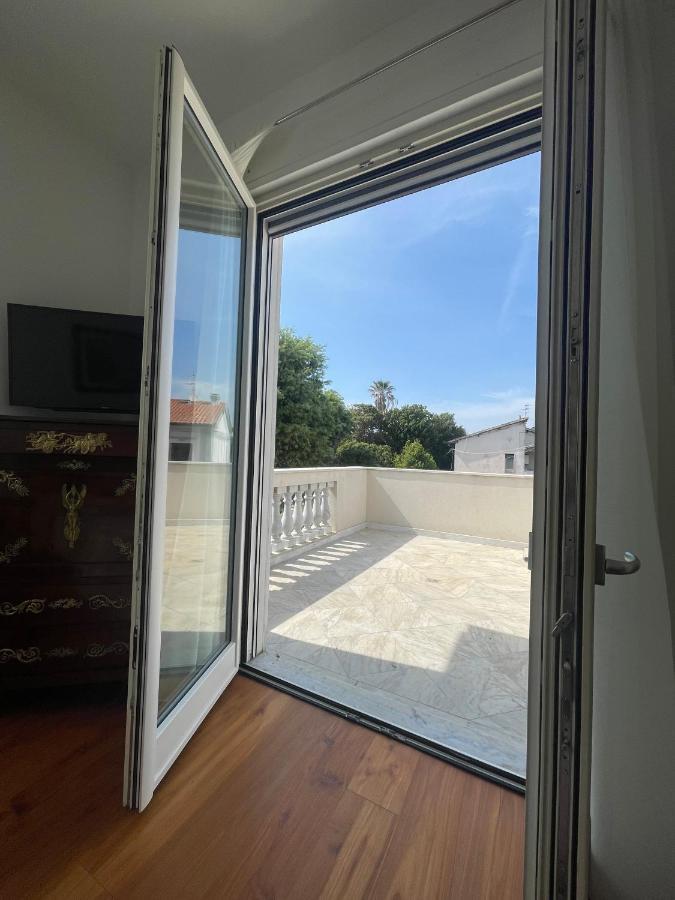 Villa Bianca A Few Steps By The Sea With Exclusive Garden & Jacuzzi Livorno Bagian luar foto