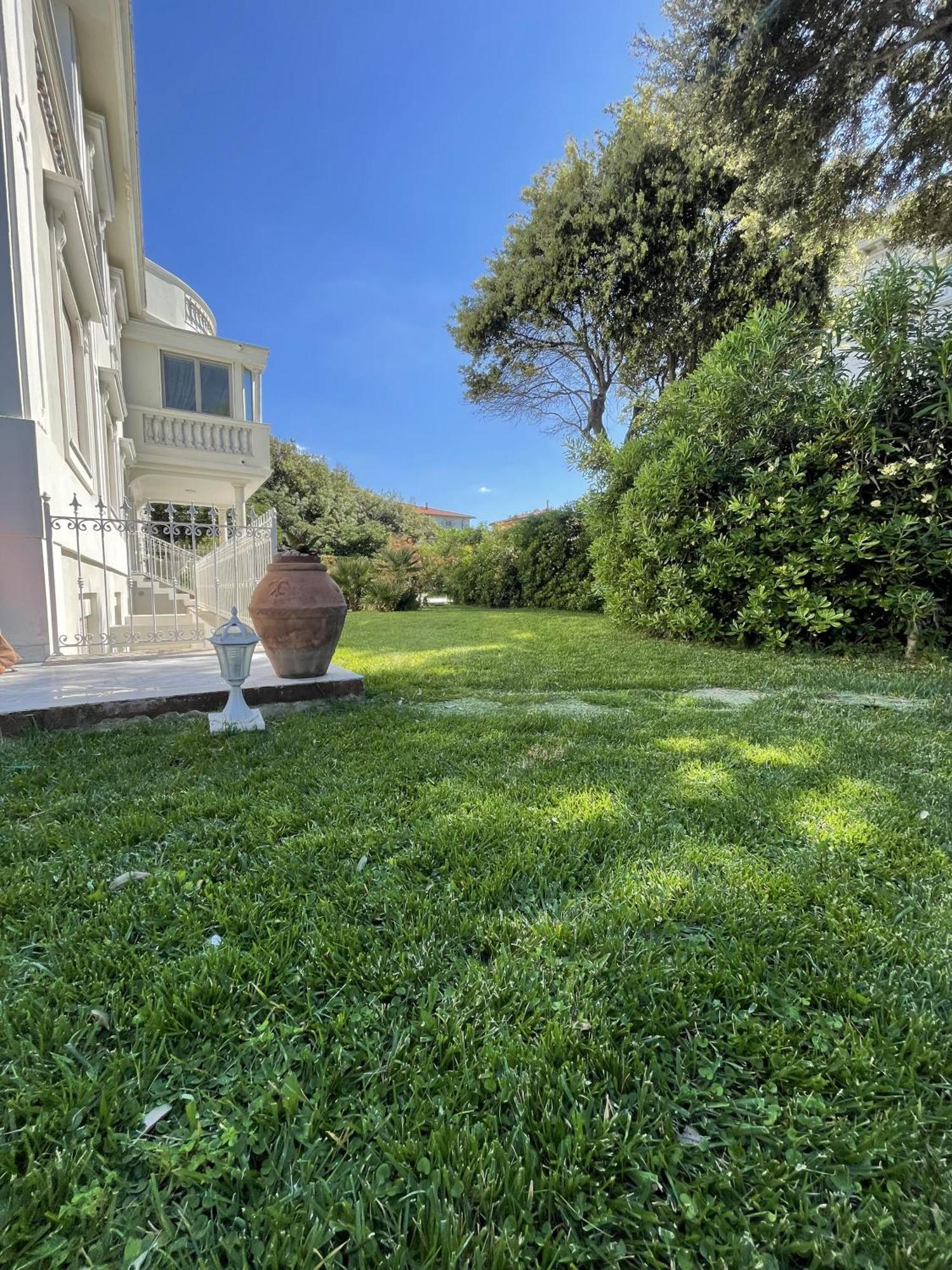 Villa Bianca A Few Steps By The Sea With Exclusive Garden & Jacuzzi Livorno Bagian luar foto